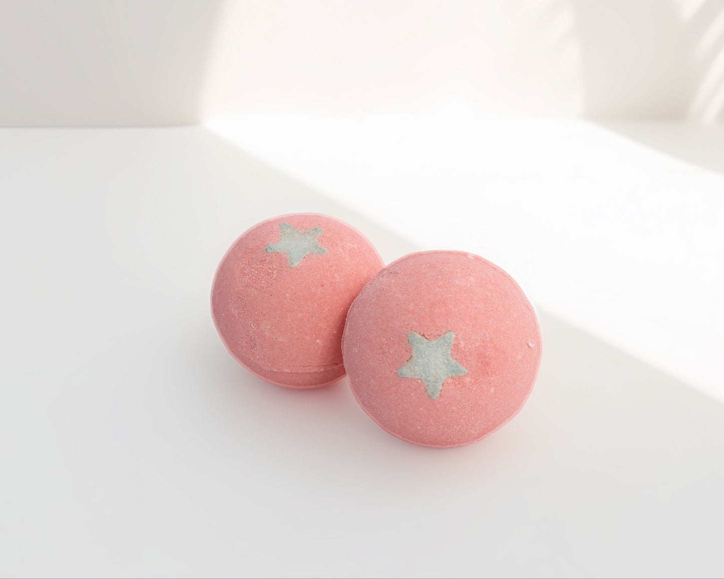 Bath bomb with cinnamon apple scent
