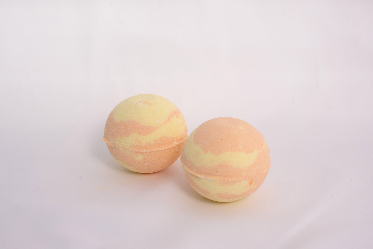 Yuzu Bubble Bath Bomb with creamy texture, hand-pressed and infused with asian citrus fragrance for a refreshing bath soak